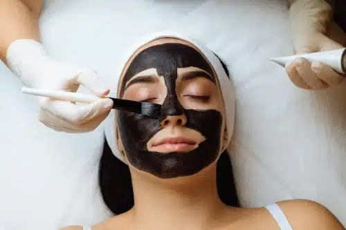 Decongesting Pores: The Science Behind Extraction